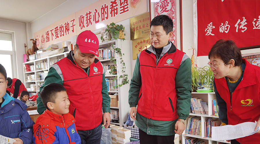 穿新衣領文具盲盒！棲霞市20名孩子收到“新年心愿 ”禮物