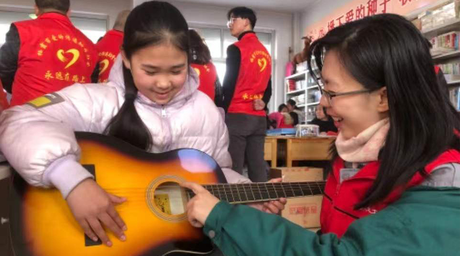 果然視頻| 冬日暖心！棲霞市20名孩子收到“新年心愿”禮物